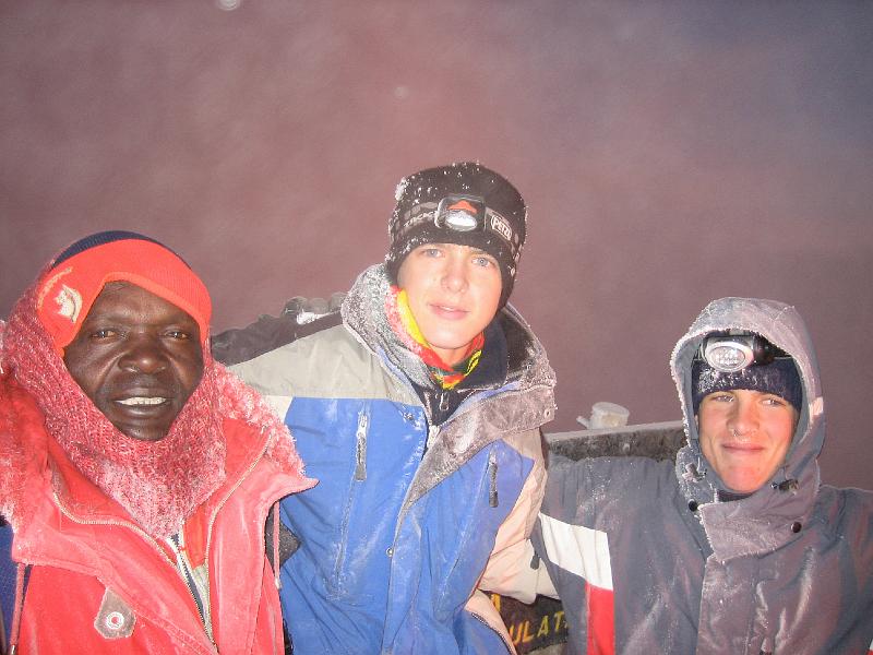 5.JPG - Toni, Hannes und Silvan am Gilman's Point 5685m