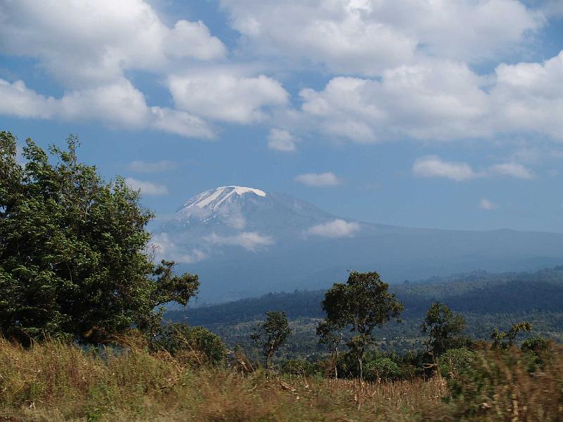 9.jpg - 10.10.06 auf der fahrt nach arusha, weit weg über den wolken thront der kili